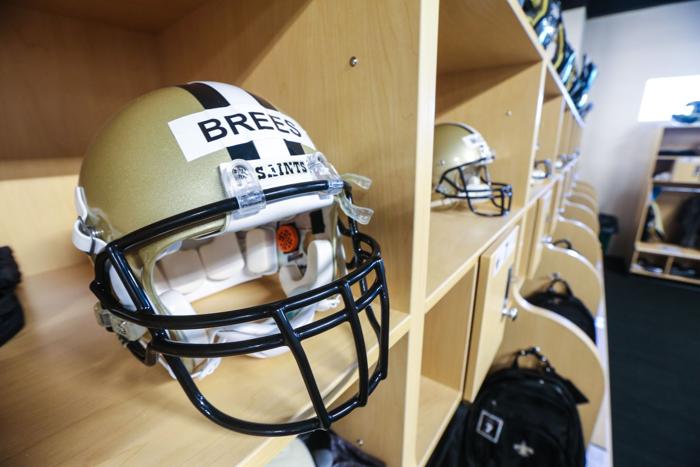 Golden Knights wear gold chrome helmets and Twitter had some