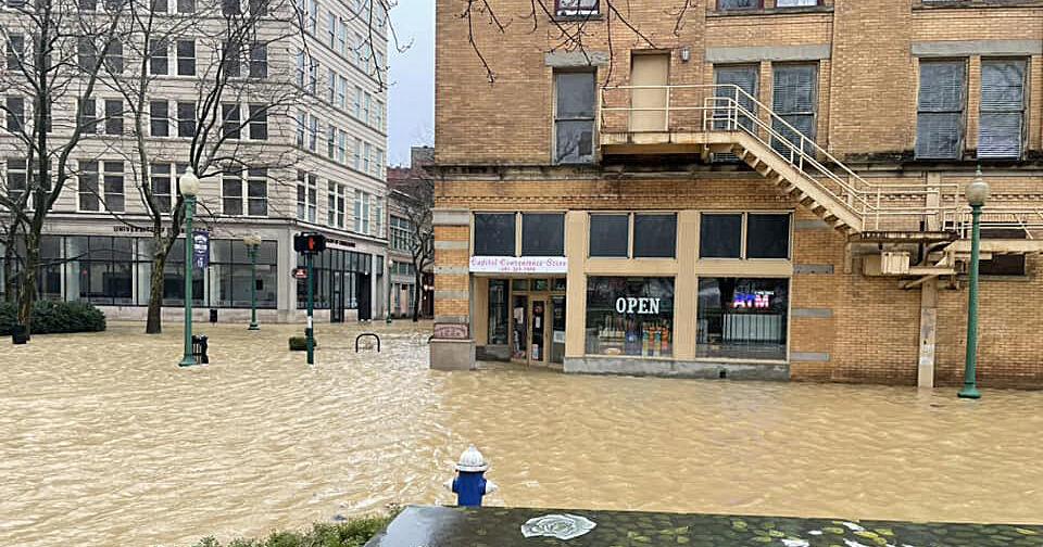 Water main break in downtown Charleston affects businesses ...