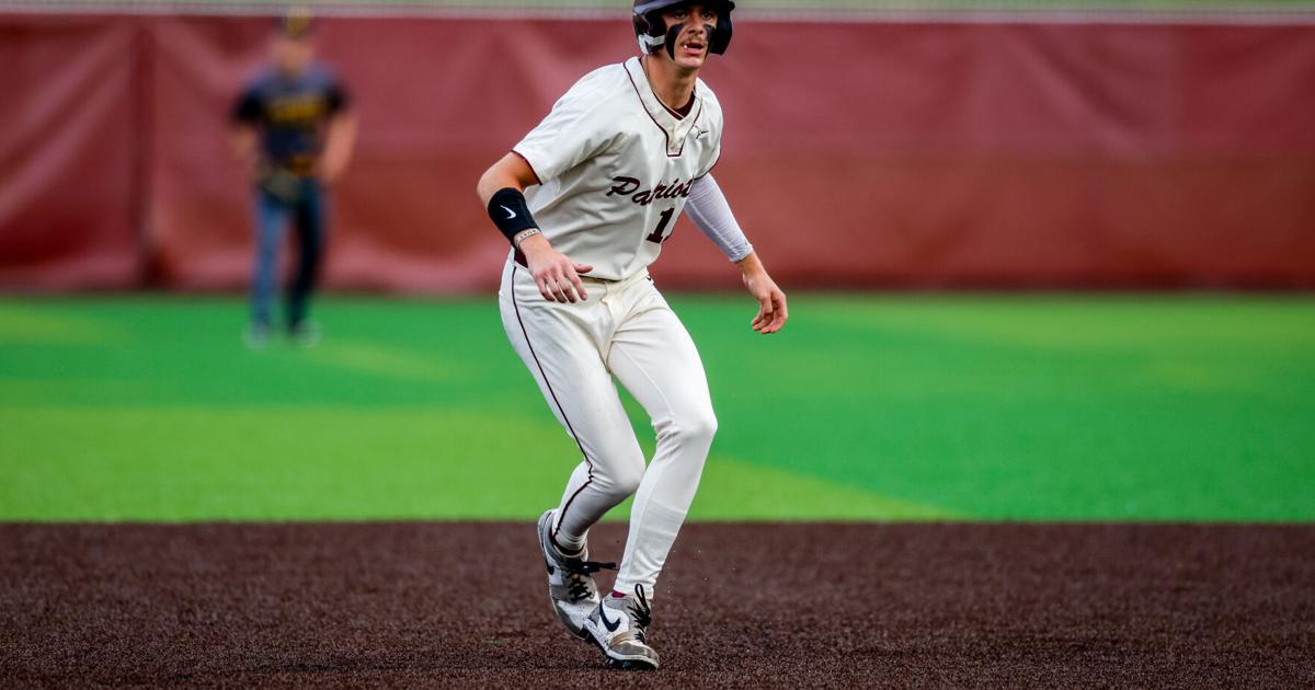 akes a lead towards third base.jpg