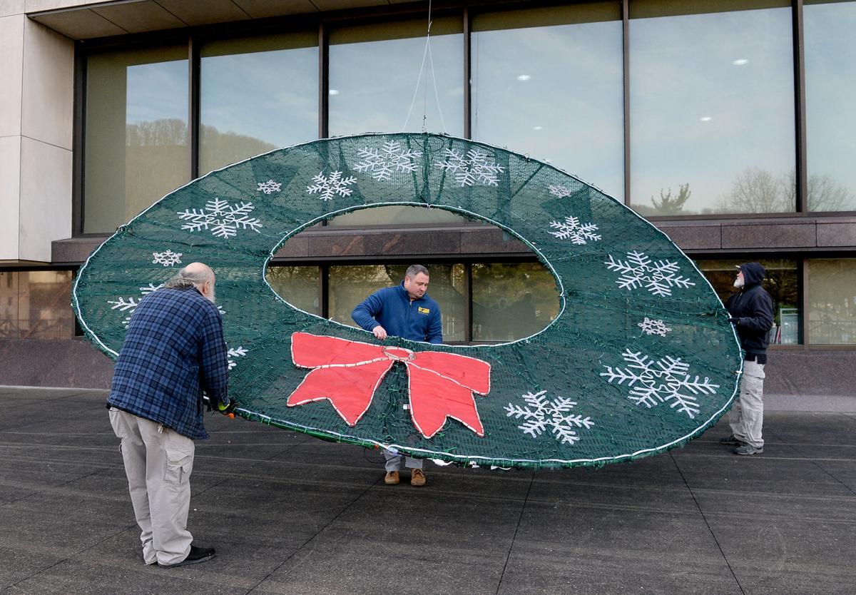 PHOTO: Raising the wreath