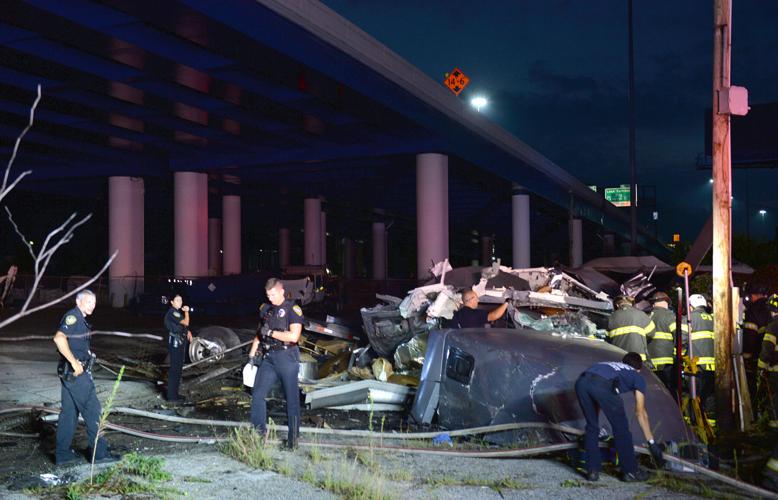Semitruck falls off Interstate 64/77 in downtown ��������