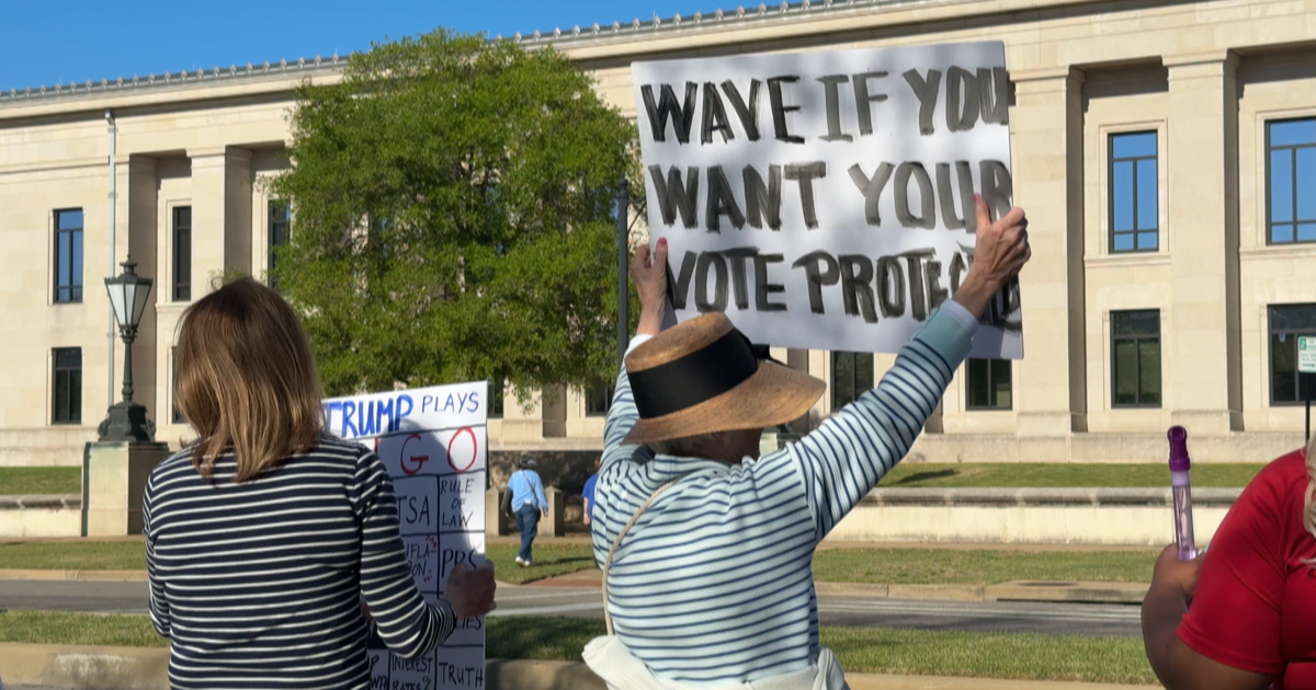 War, immigration top of mind as hundreds protest in Tuscaloosa 'No Kings' demonstration Saturday