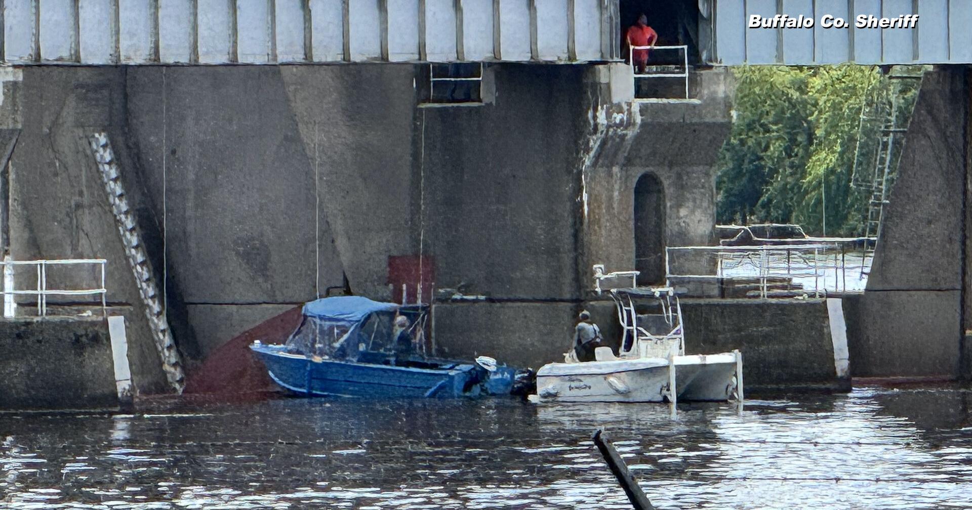 Man rescued after boat hits Lock and Dam 4 in Alma - Vimarsana News