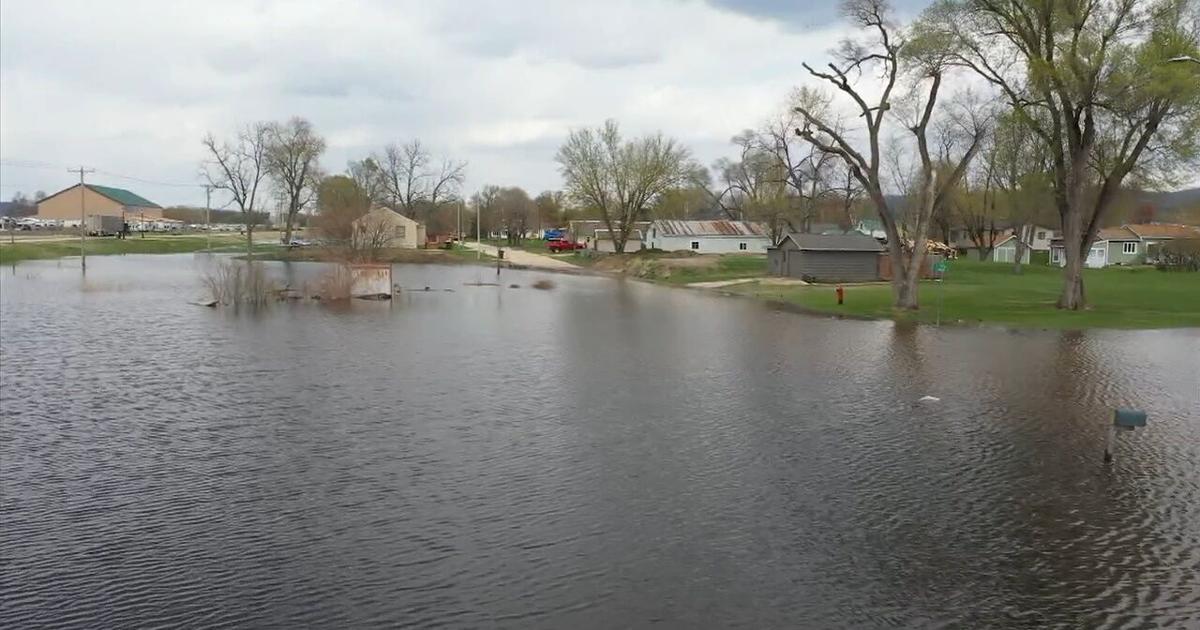 Community rallies to fight Prairie du Chien flooding Video