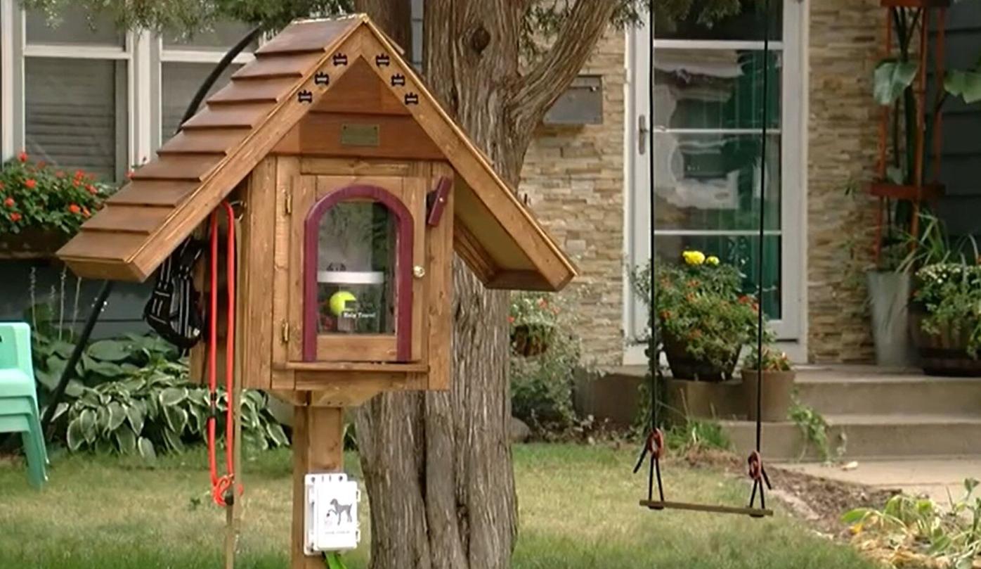 Public Library's Amazing Parent-Friendly Work Stations Go Viral - Tinybeans