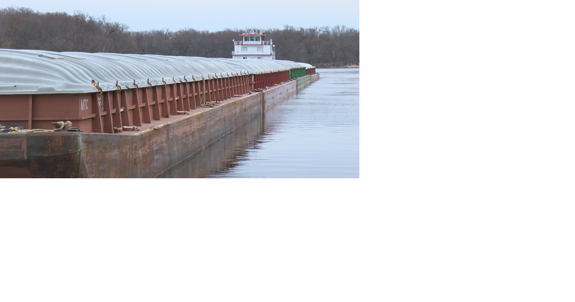 Barge may have spilled an estimated 3,500 gallons of crude corn oil into Mississippi near Red Wing