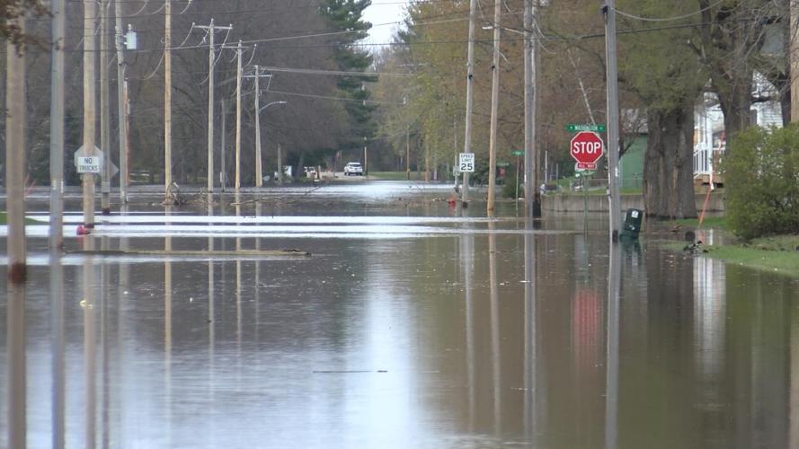 Community rallies to fight Prairie du Chien flooding News