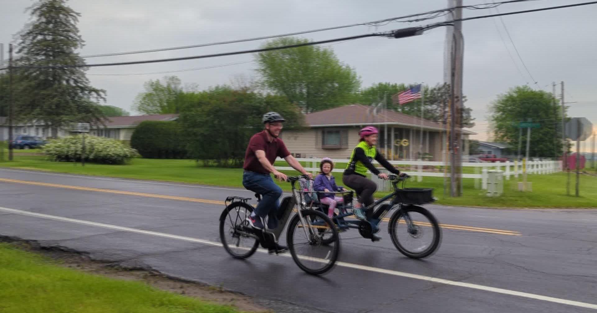Senator Brad Pfaff joins the morning commute on bike paths with students - Vimarsana News