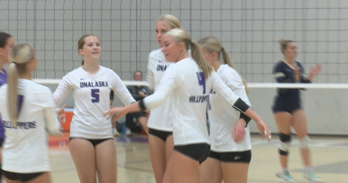 Onalaska sweeps Aquinas in MVC opener