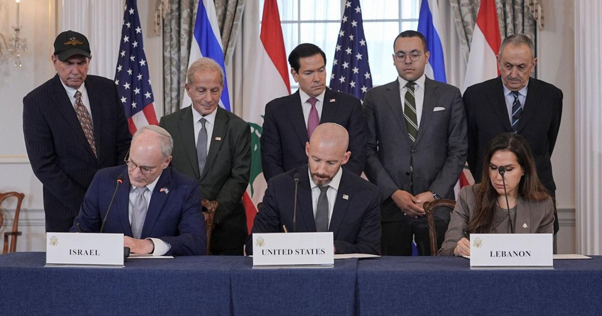 Israel se retirará de dos áreas en Líbano bajo un acuerdo recién firmado.