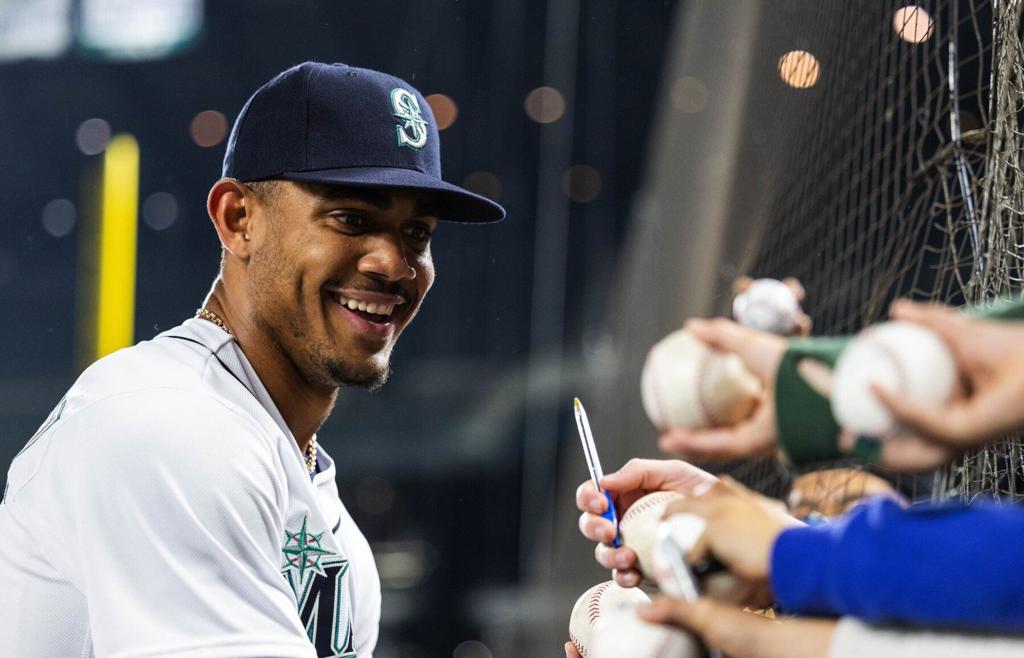 2022 AMERICAN LEAGUE JACKIE ROBINSON ROOKIE OF THE YEAR JULIO RODRĺGUEZ,  Seattle Mariners – Latino Sports