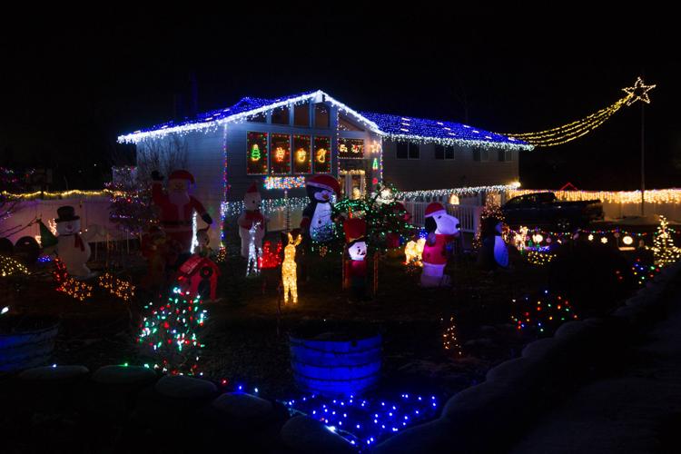 Listing of holiday lights displays around the Yakima Valley 2021
