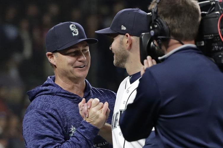 VIDEO: Mariners fan pushes kid out of the way to catch Kyle Seager
