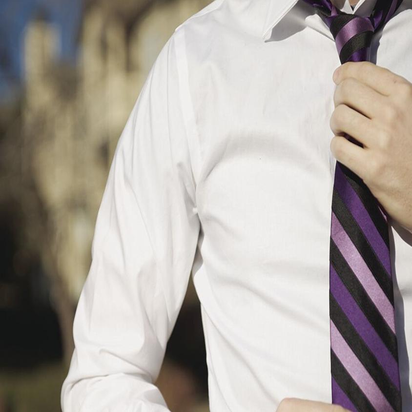 Man Shows The Simplest Way To Tie A Necktie Knot & All Guys Should See It