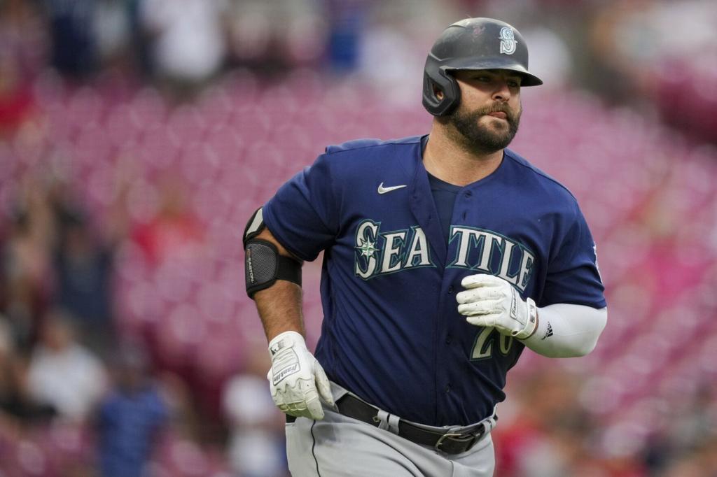 Mariners hit three homers to snap three-game skid, beat Reds