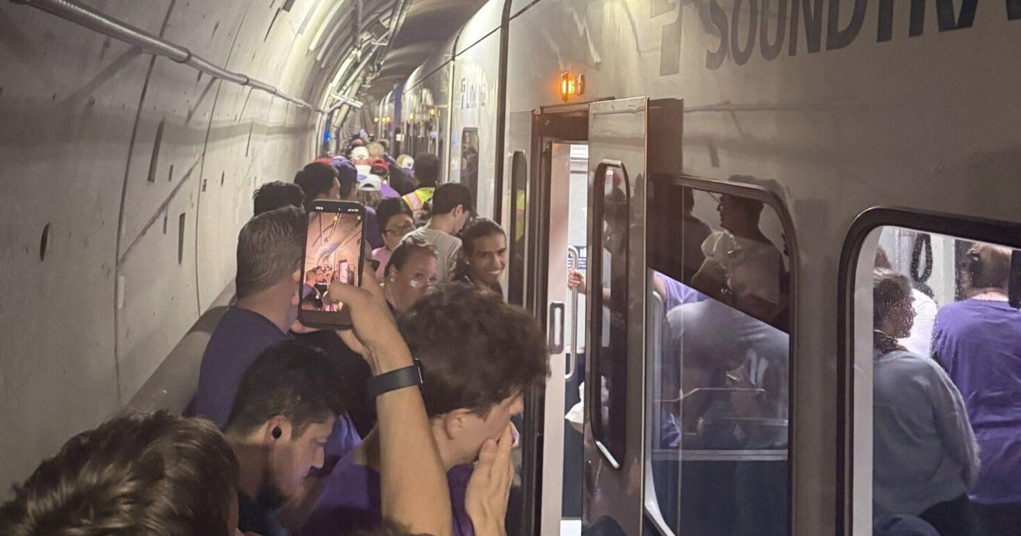 Поезд Sound Transit с болельщиками Apple Cup застрял в туннеле и эвакуирован