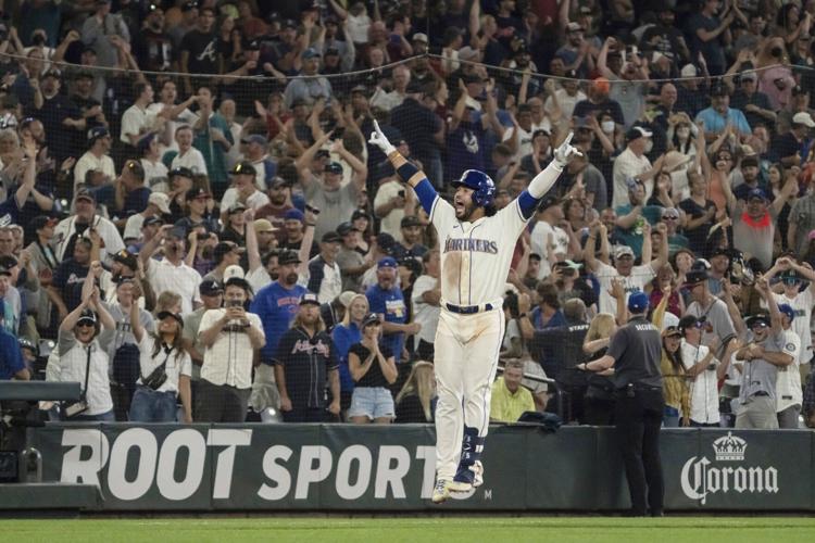 Mariners emerge with walk-off win over Blue Jays