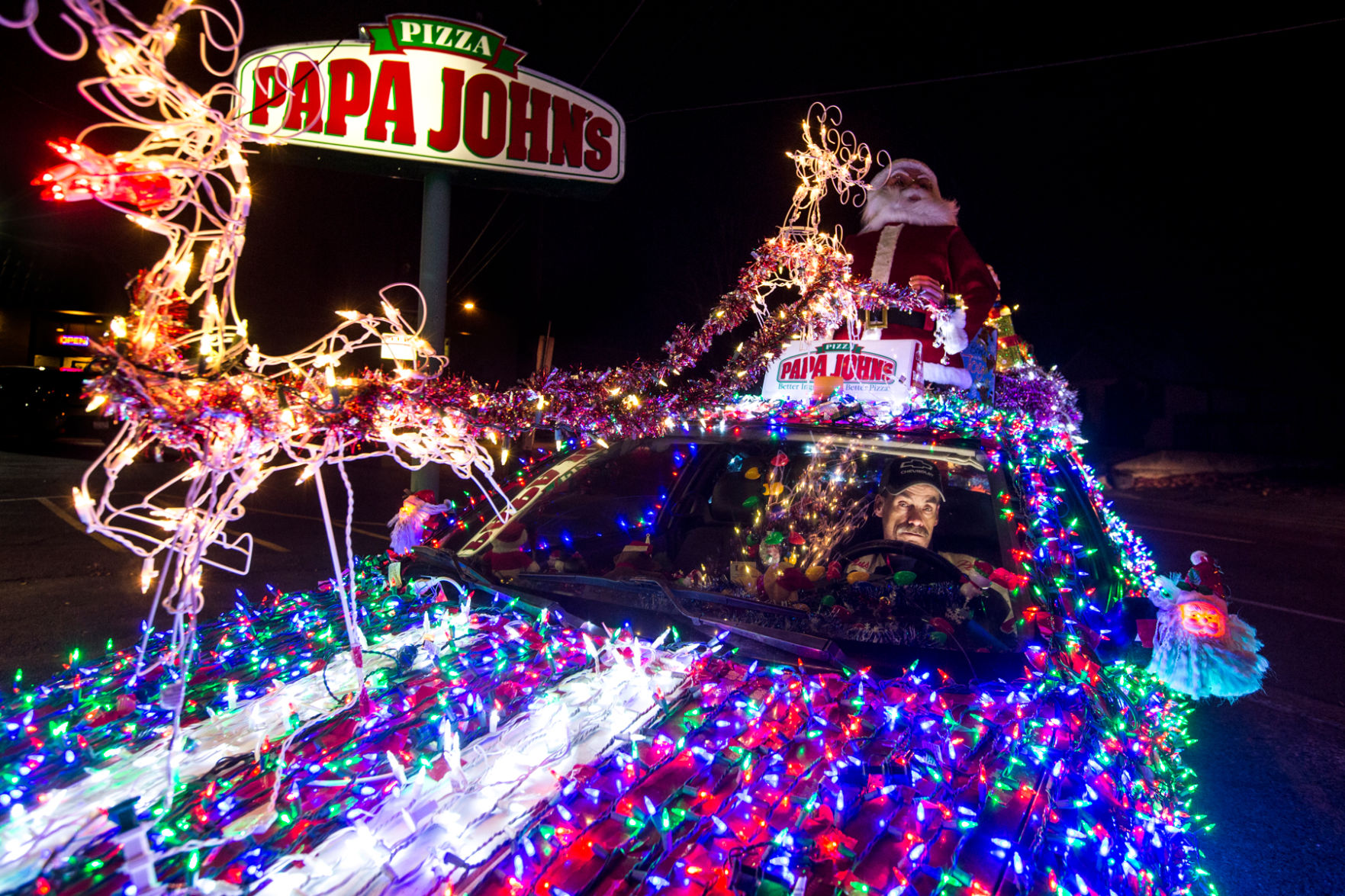 Tidings of comfort food and joy: Yakima pizza delivery driver goes