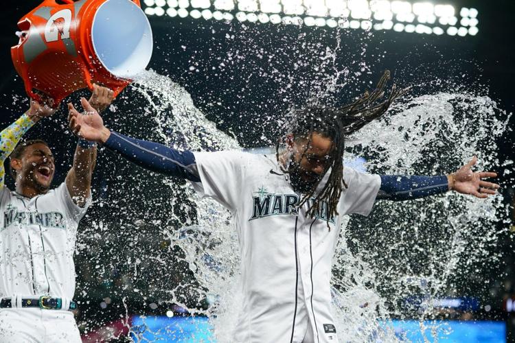 Mariners win 14th in row, Rodríguez key hit to beat Rangers