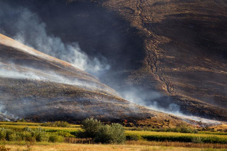Toppenish Ridge Photos: Crews battle brush fire on Toppenish Ridge | News Photos ...