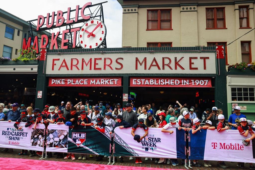 Photos: MLB All-Stars walk the red carpet at Pike Place Market