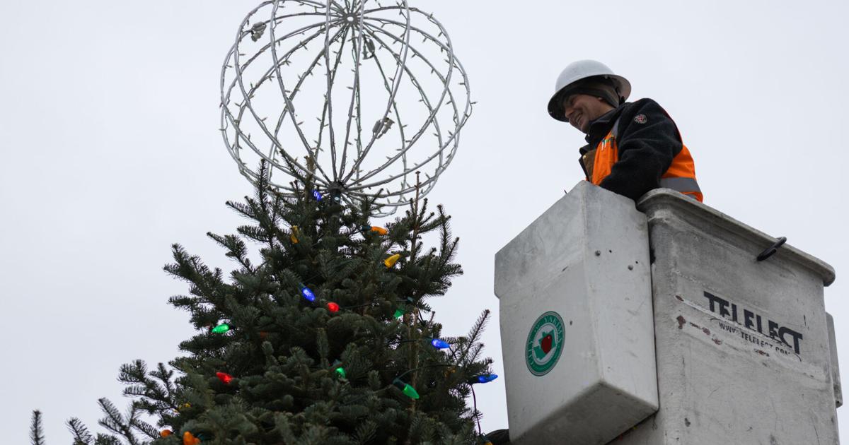 Yakima volunteers build Christmas cheer as they ready for tree lighting, parade on Sunday