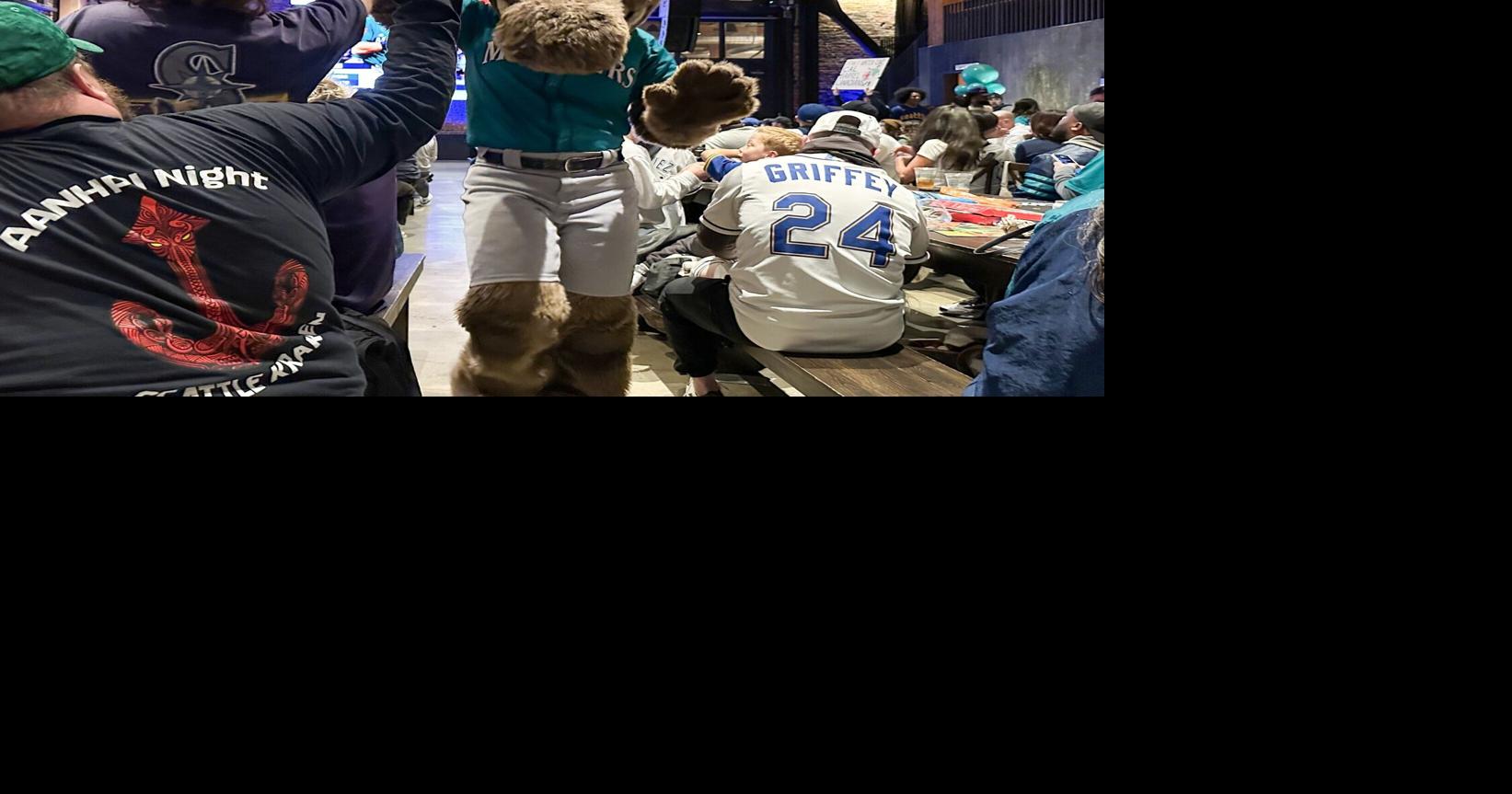 Humpy the salmon, Mariner Moose lead fans in celebration of ALCS win ...