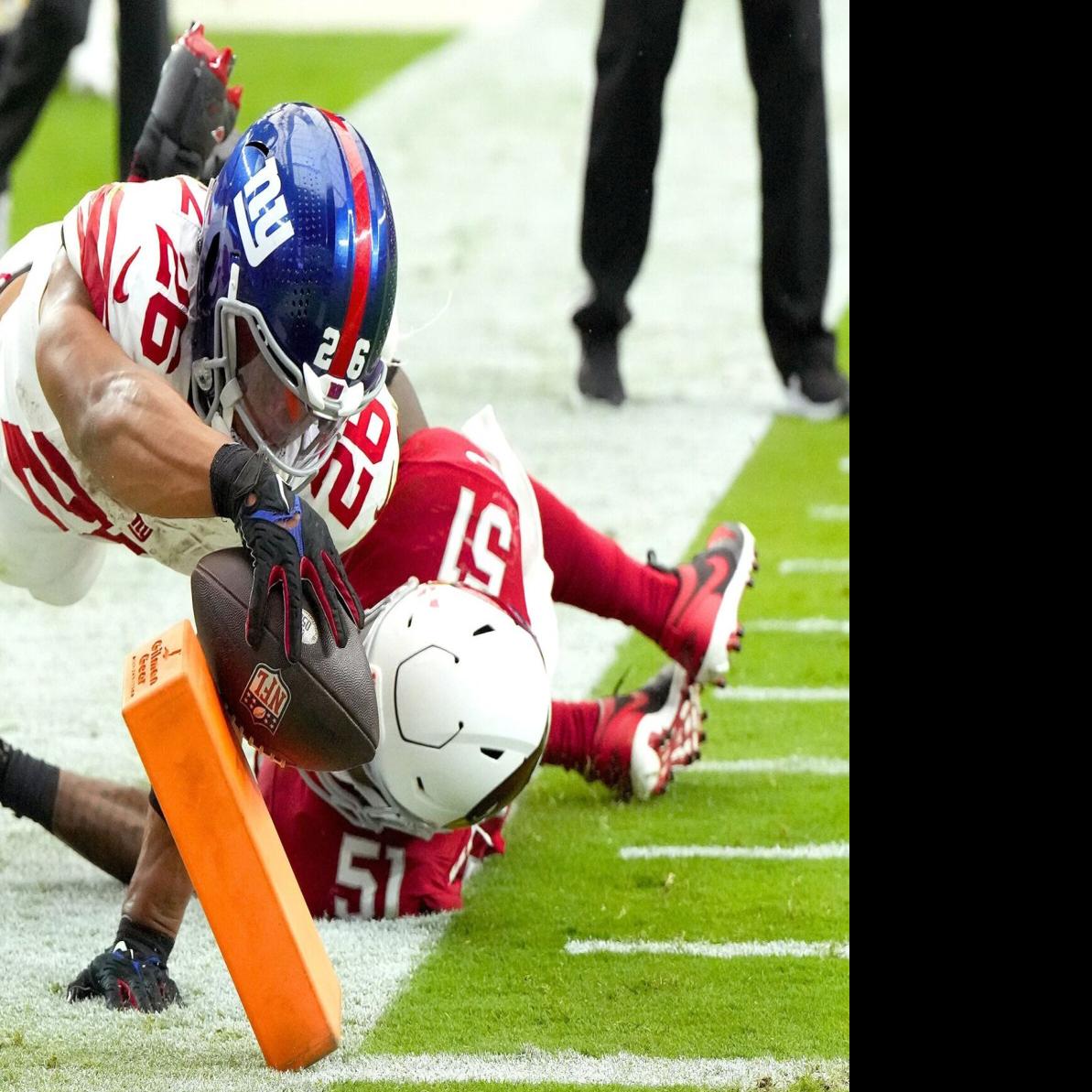 New York Giants running back Saquon Barkley (26) keeps his hands