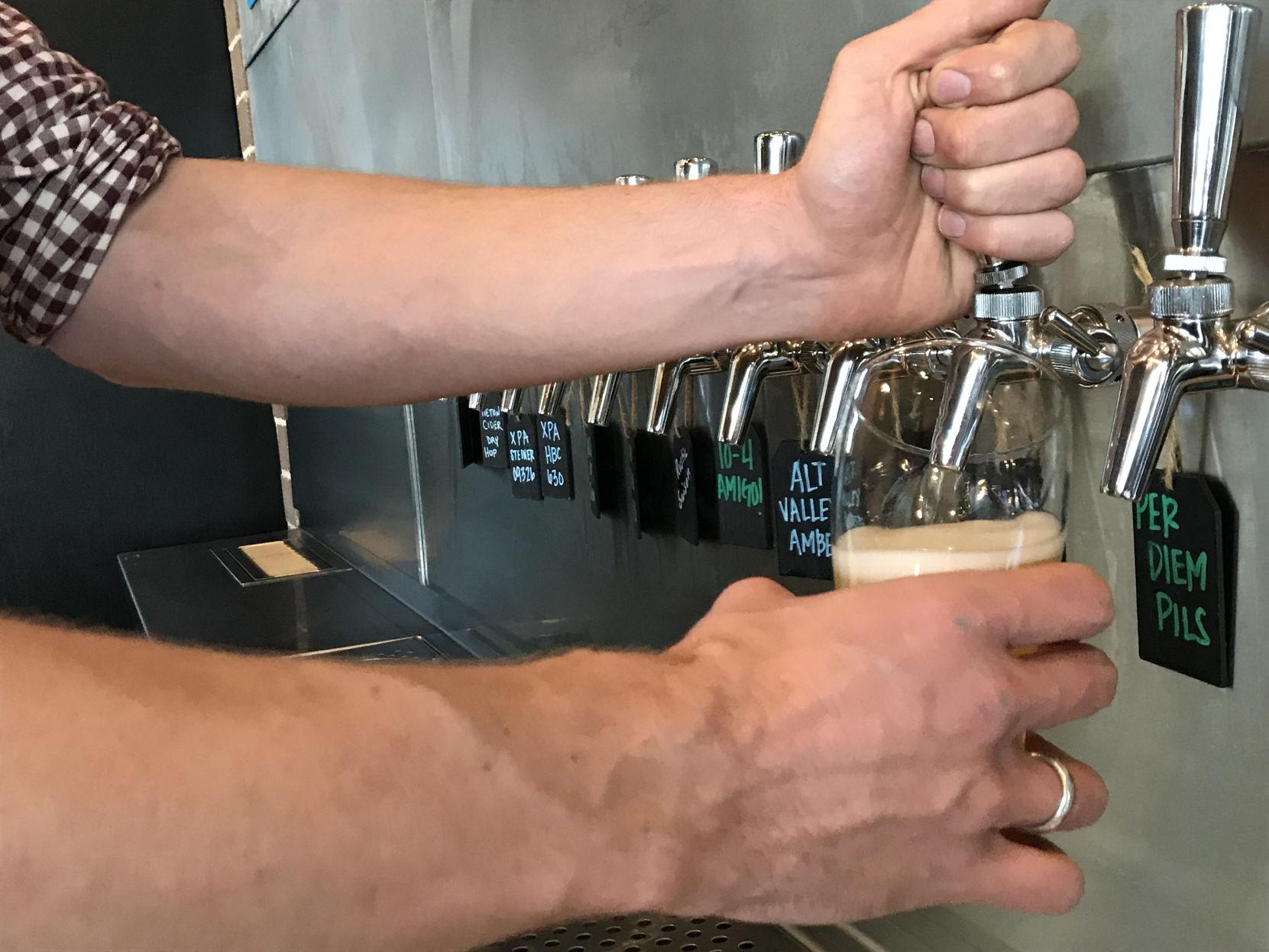 Forget Rivalries Yakima Valley S Beermakers Go All In On Collaboration With Crossover Brews Local Yakimaherald Com