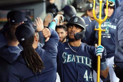 Mariners do their part to make Seattle Sports Sunday fun thanks to