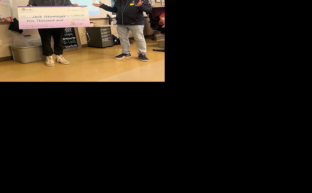 Mariners broadcaster shows up at Selah High School for surprise ...