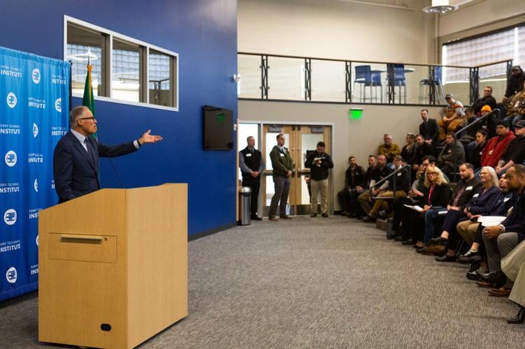 Governor talks about clean energy and jobs with Perry Tech students