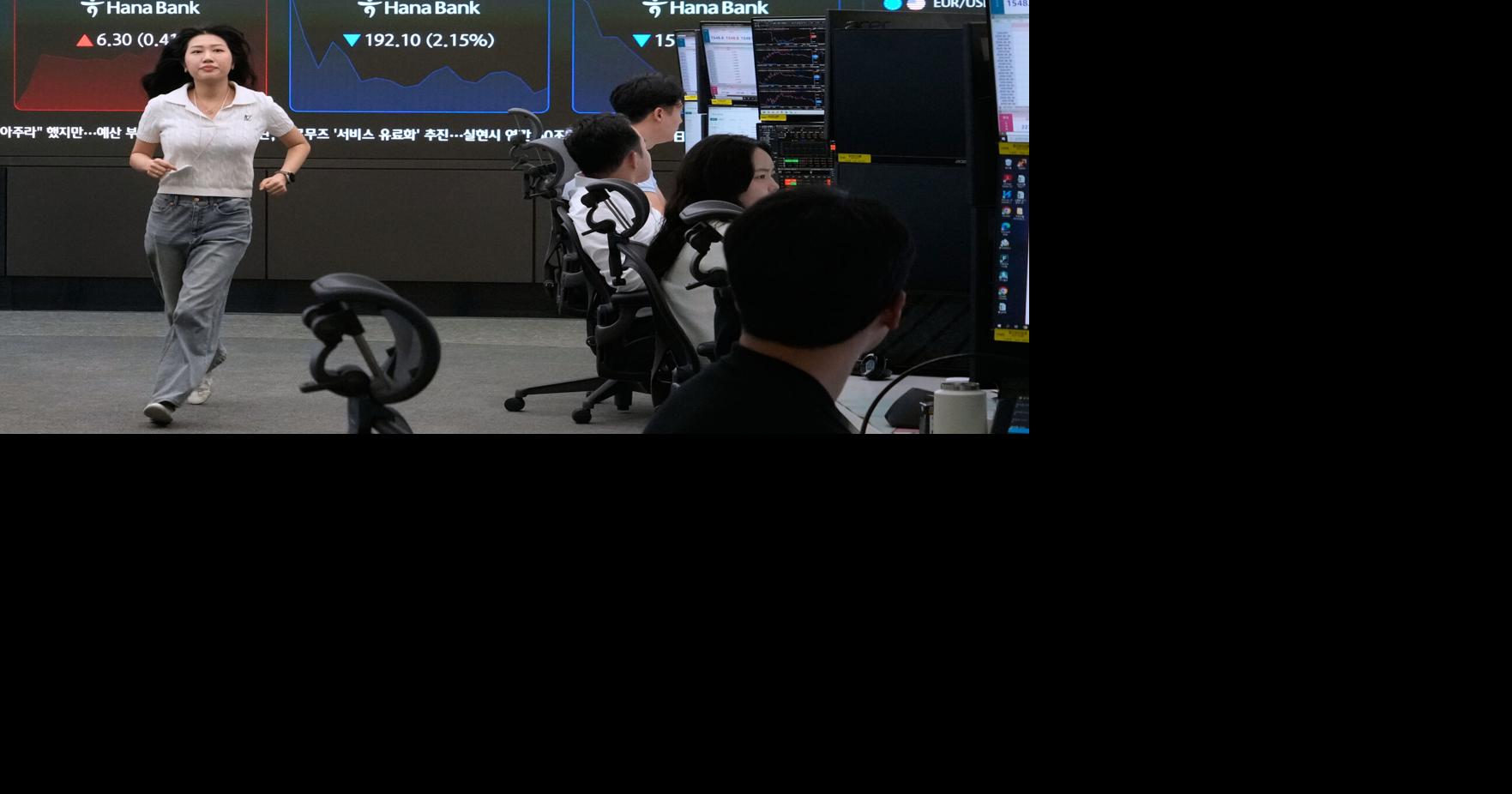 Wall Street follows global markets lower as traders sell to lock in profits after recent AI rallies Wall Street pointed toward losses before the opening bell as volatility continued for chipmakers and other companies heavily invested in artificial intelligence By ELAINE KURTENBACH and MATT OTT AP Business Writers Jun 26, 2026 Jun 26, 2026 Updated 8 mins ago
