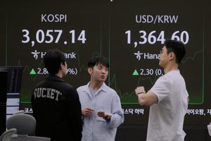 Wall Street moves lower as Trump’s tariff deadline nears