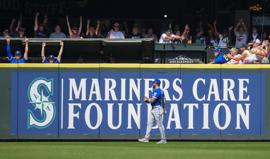 Seattle Mariners alone in AL West lead after sweeping Royals - Seattle  Sports