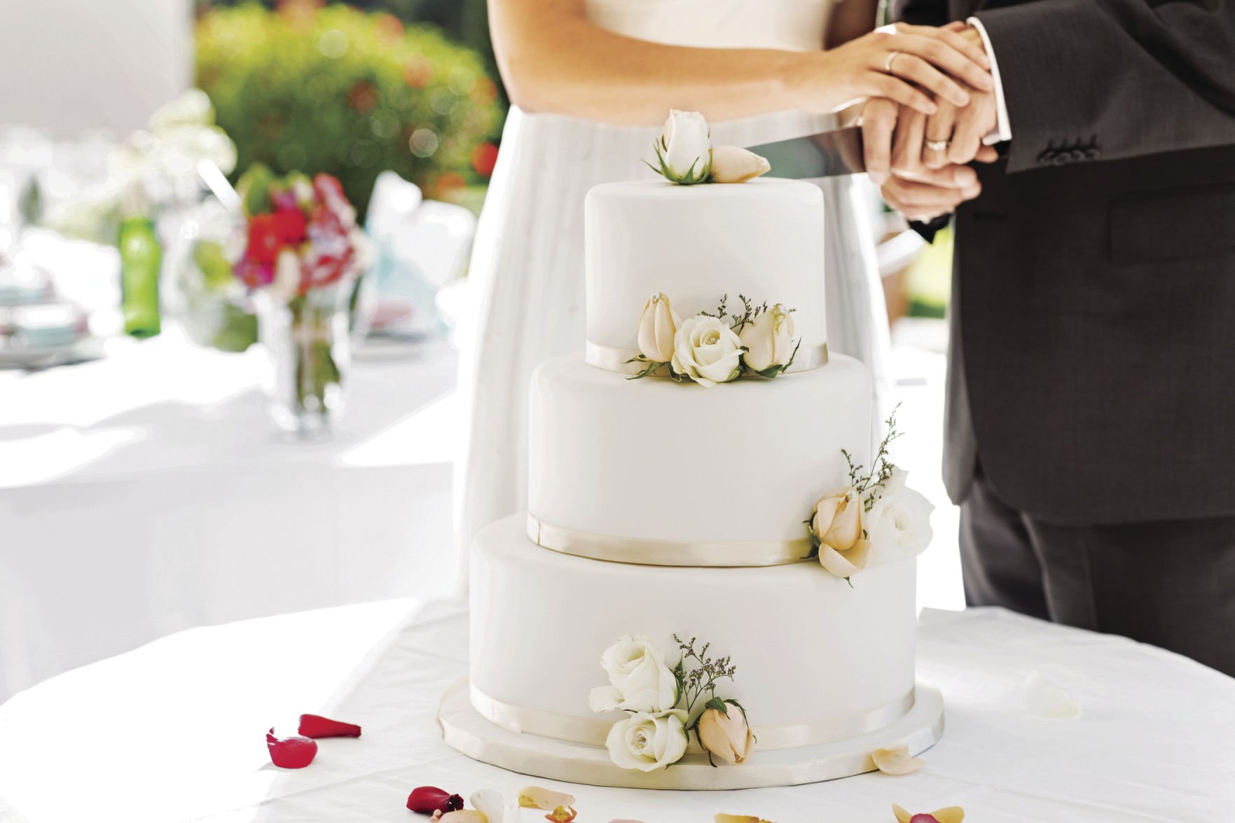 Wedding-reception-cake-cutting | WedAbout