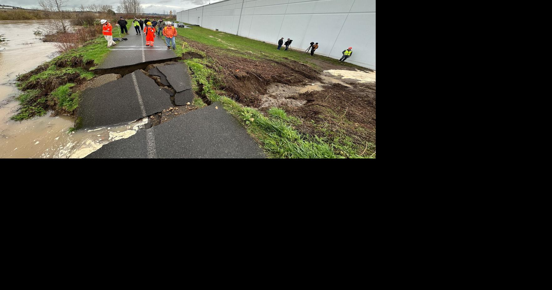 Crews use sandbags to shore up levee breach near Tukwila after failure prompts flood warning