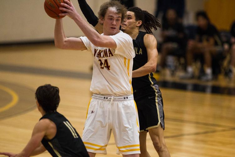 PHOTOS Yakima Valley College hosts Peninsula College in men's