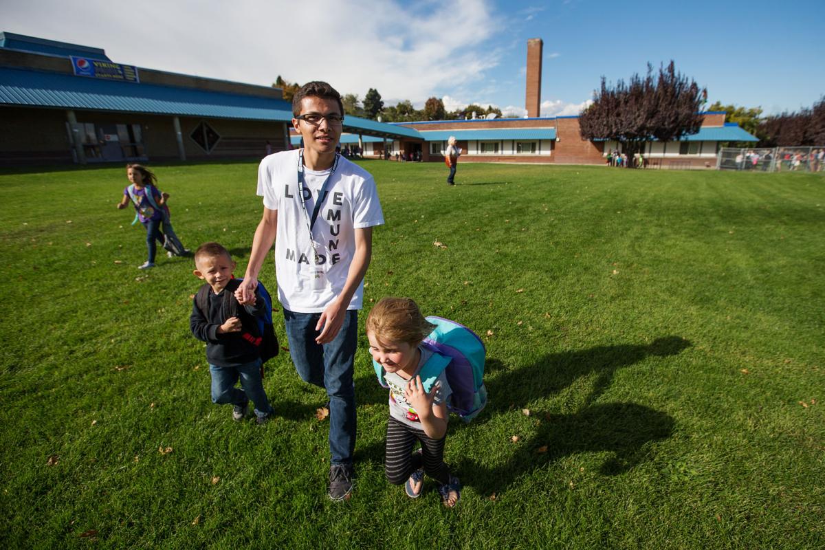 Selah school bus program pairs older students with younger ones Local