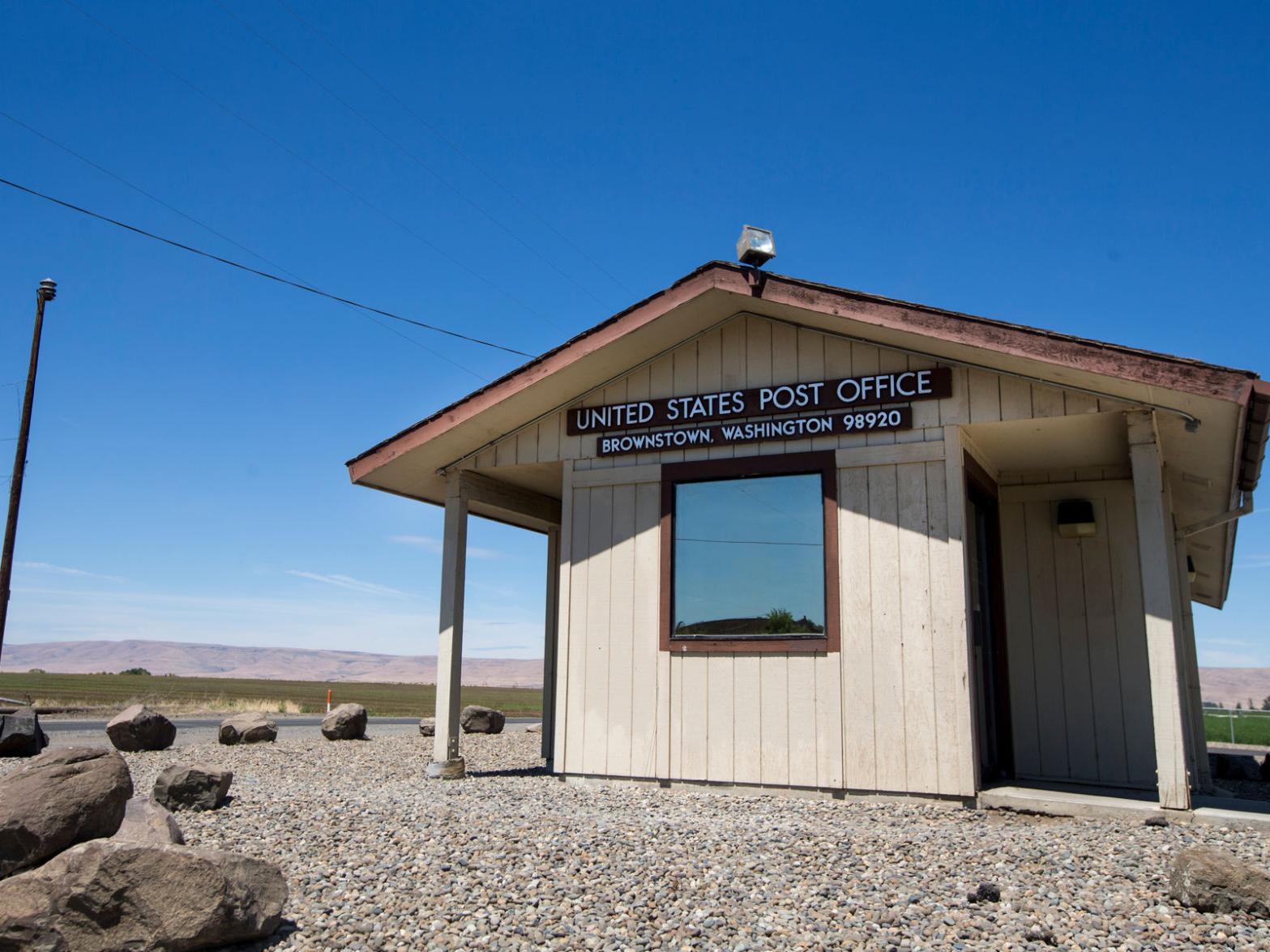 Postmaster Of Yakima County S Smallest Post Office Brings Cheer To Brownstown Local Yakimaherald Com