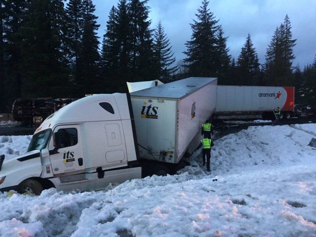 Eastbound I-90 over Snoqualmie Pass reopens after 13-hour shutdown ...
