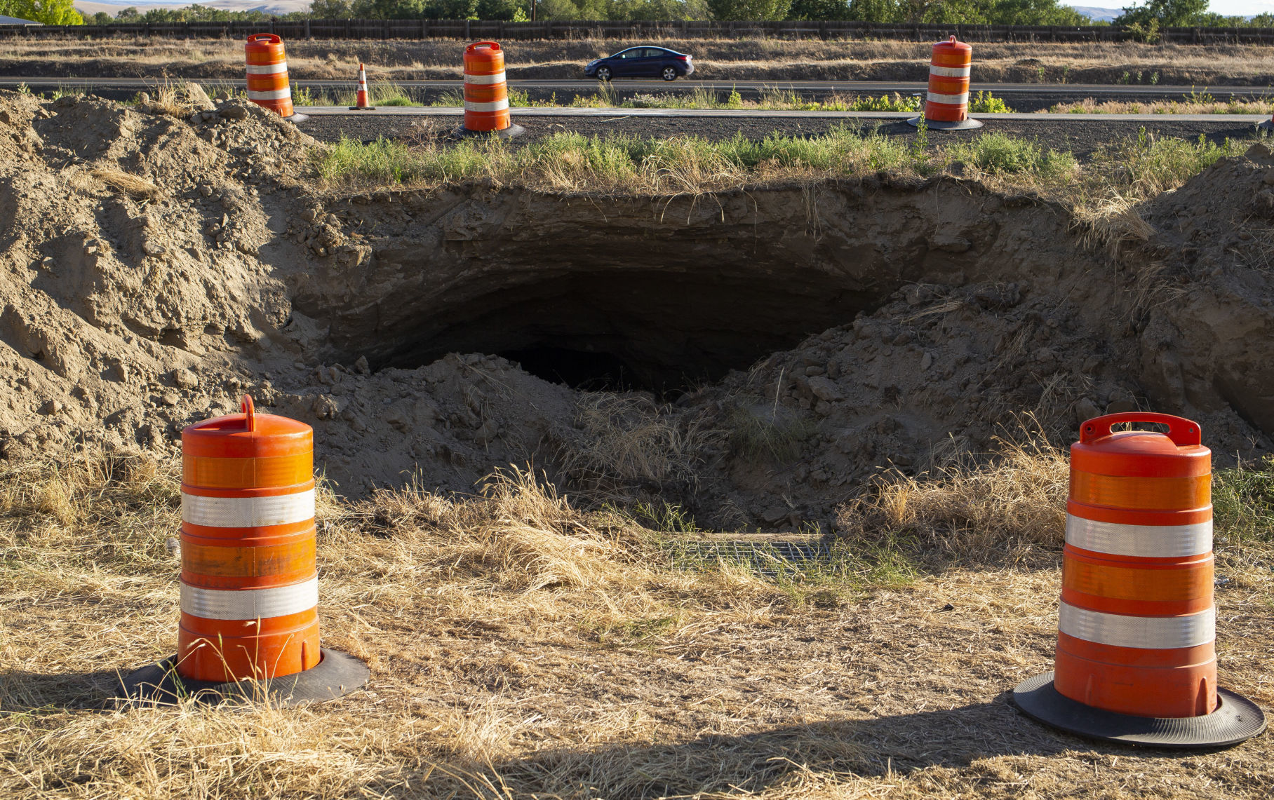 Big sinkhole in Zillah shuts down eastbound lanes of I-82