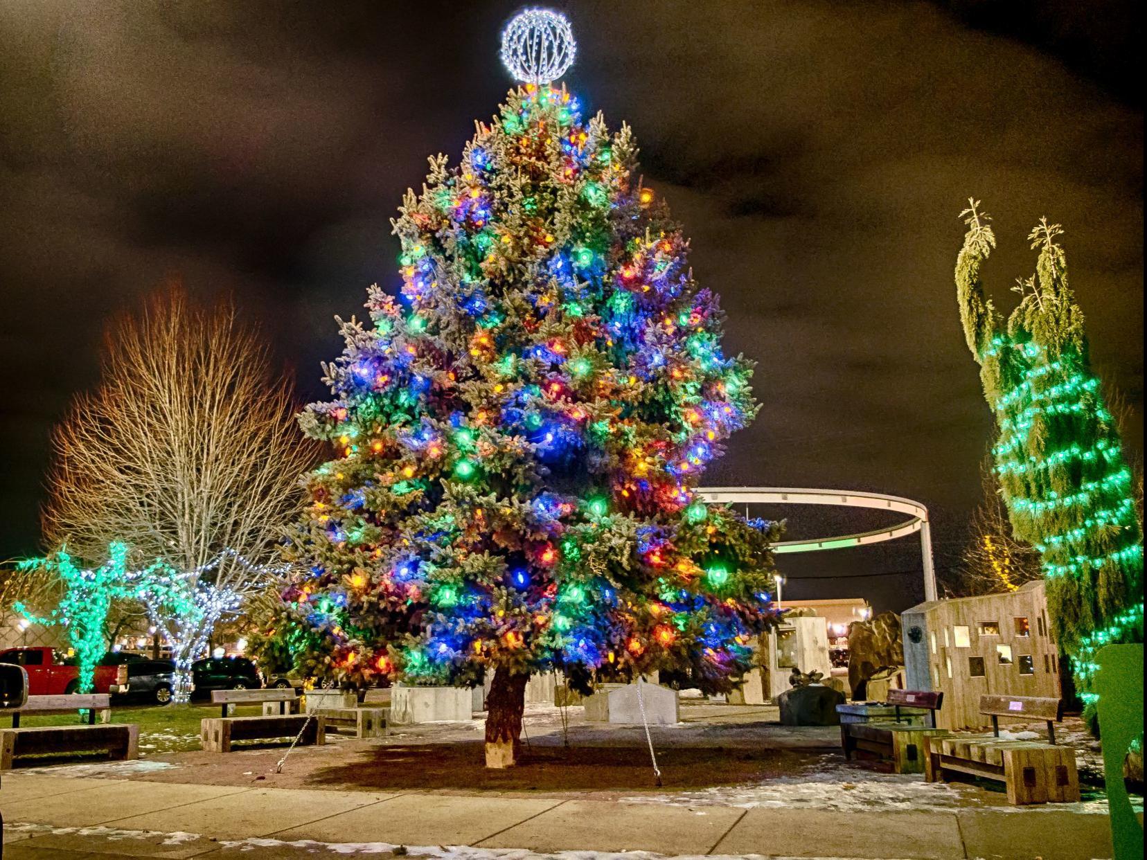 It Happened Here Yakima Community Christmas Tree Marks Start Of Holiday Season Happened Yakimaherald Com