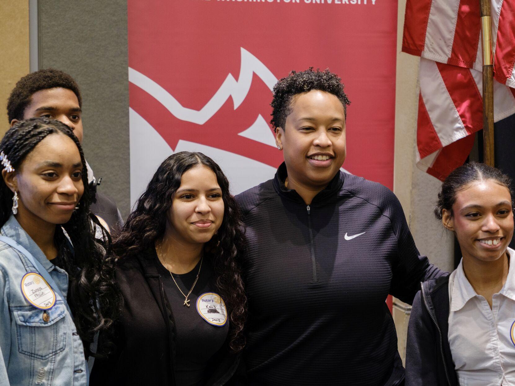 Pioneering NFL assistant coach Jennifer King credits work ethic in talk at  Downtown Yakima Rotary Club | Local | yakimaherald.com