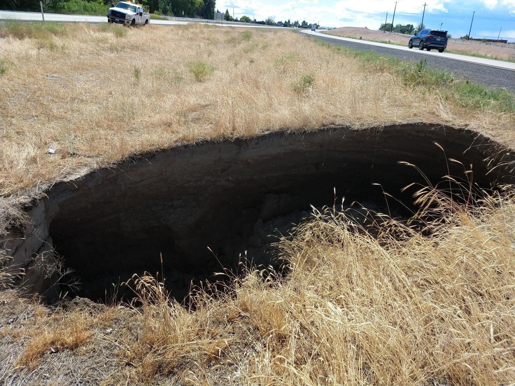 Sinkhole ‪ Sinkhole in Zillah has residents in small senior citizen