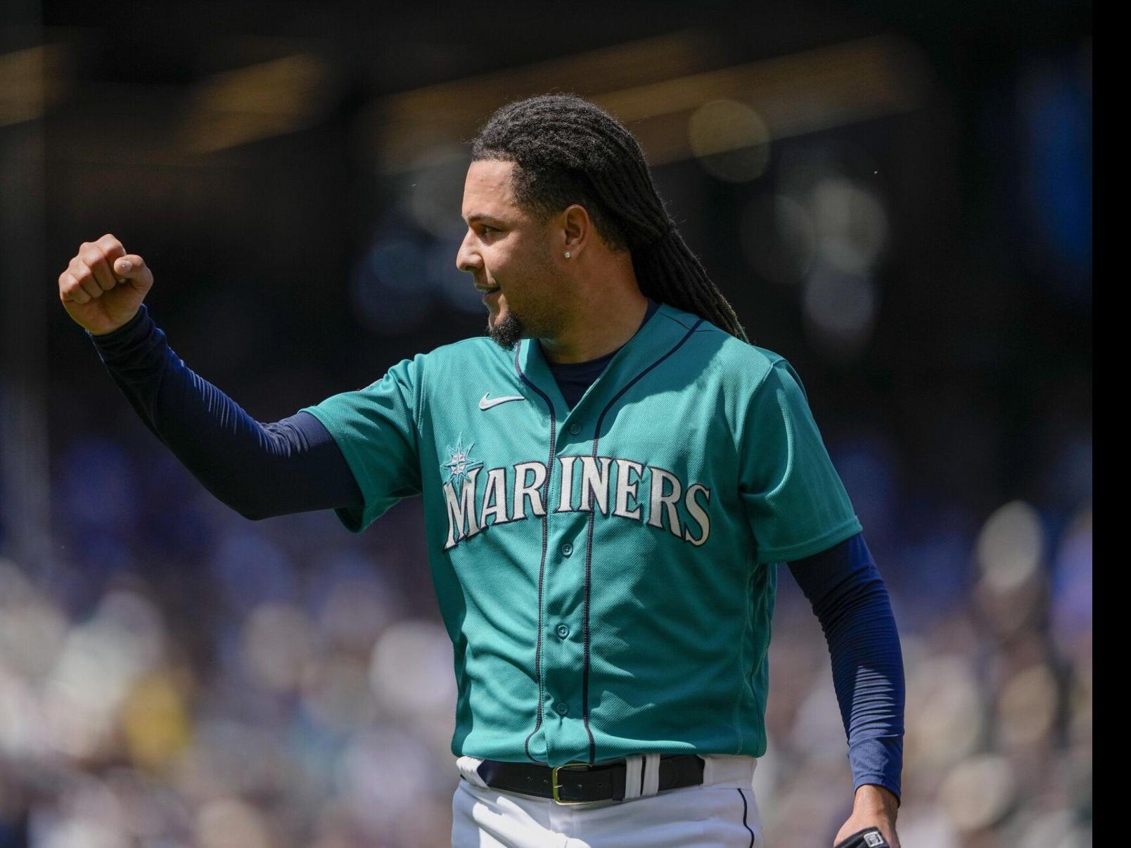 Luis Castillo shuts down Pirates with ease as Mariners coast to