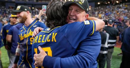 Encantador y gruñón, Pat Murphy guía a Cerveceros a su 1er título de la Serie Mundial