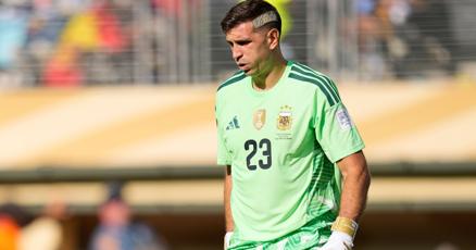 Chelsea signs Argentina's World Cup-winning goalkeeper Emiliano Martínez from Aston Villa