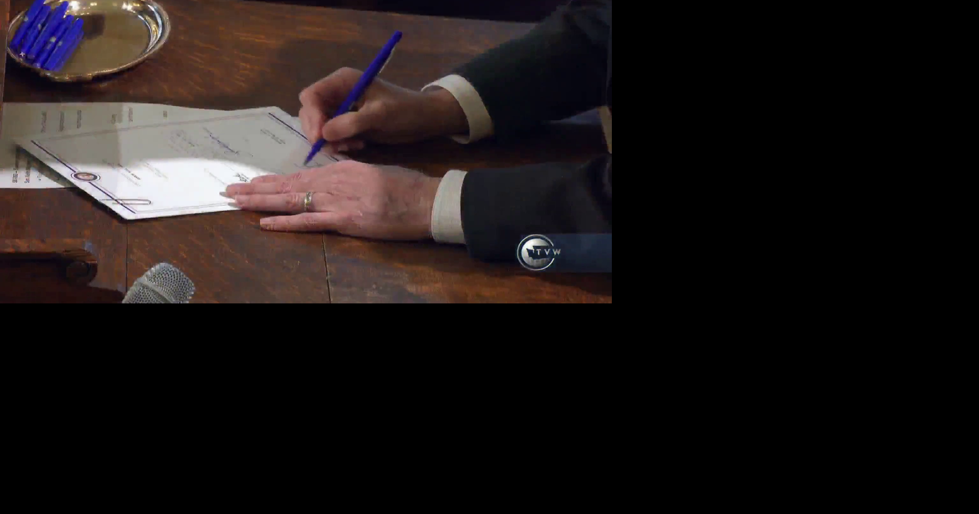 Governor signs bill for additional judges in Yakima, Skagit counties