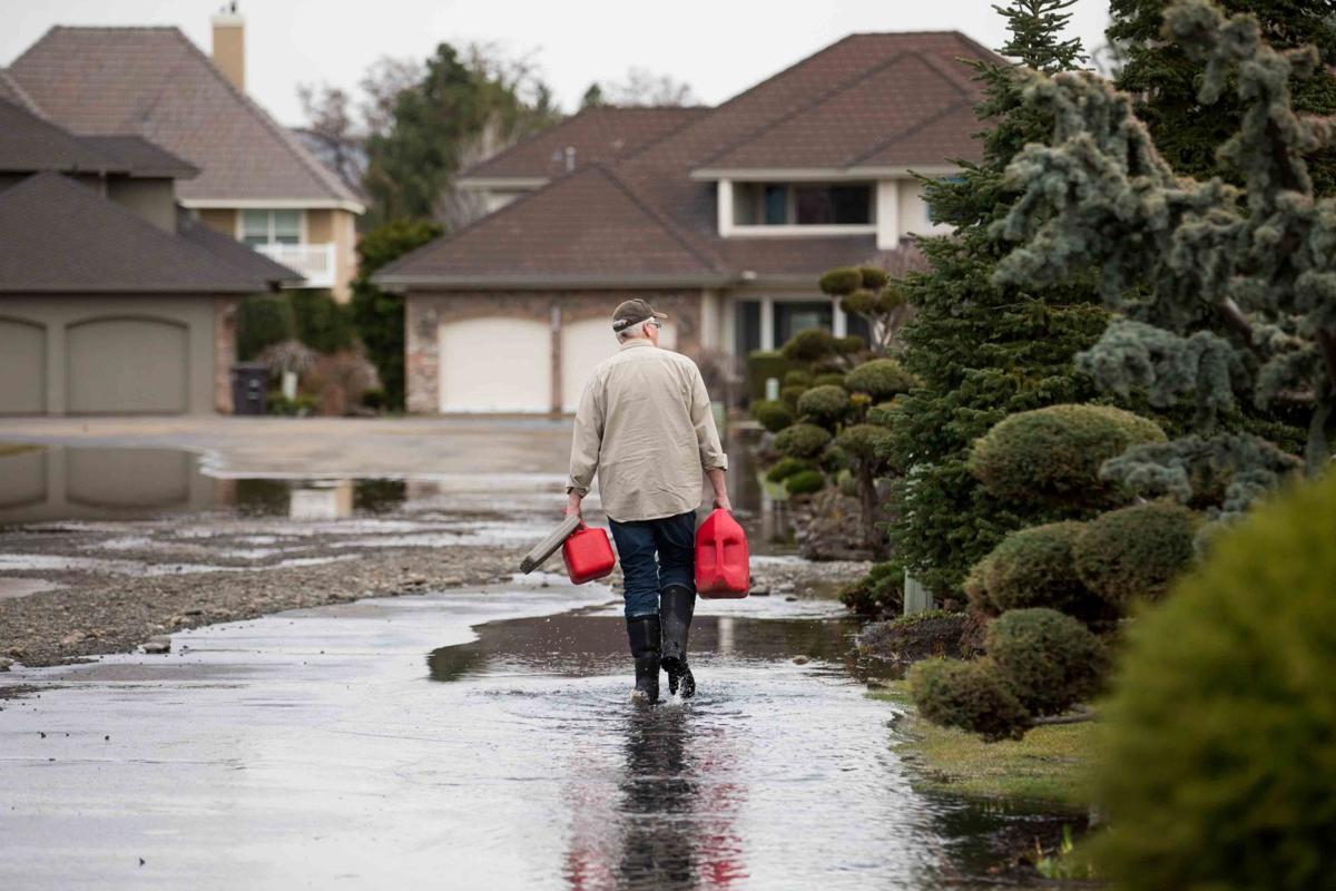 Lake Aspen Area Residents Wait For Ok To Return Home Local Yakimaherald Com